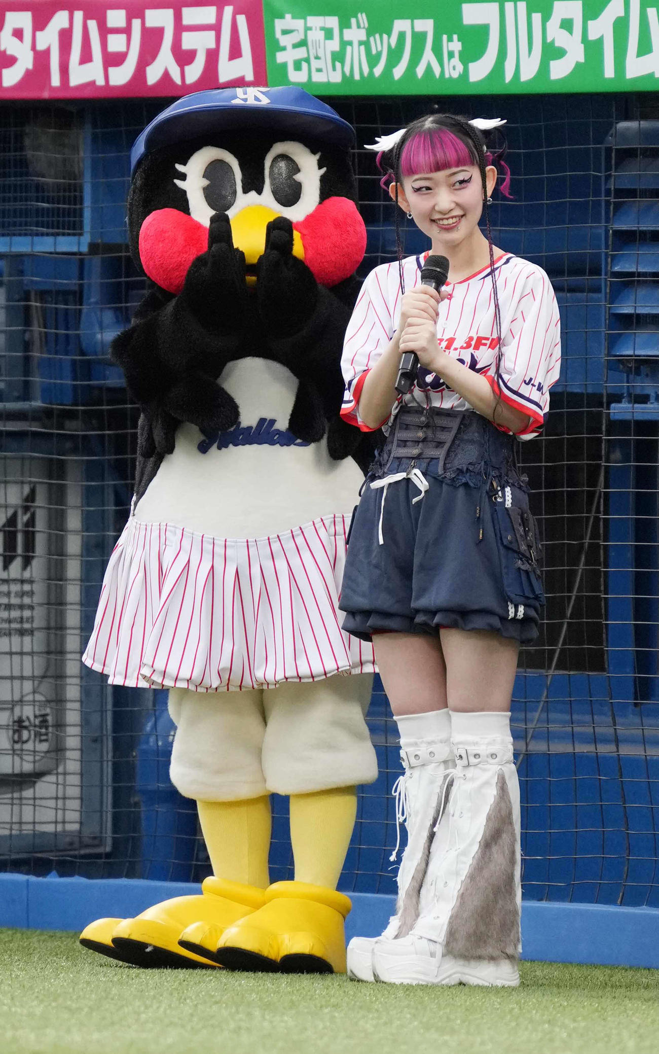 ヤクルト対DeNA　ヤクルト球団マスコットのつばみ（左）と詩羽（撮影・小沢裕）