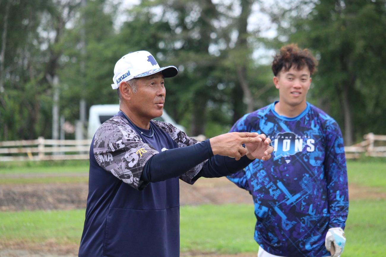 西武3軍夏合宿で熱心に指導する田辺3軍野手コーチ（左）。右は奥村（撮影・金子真仁）