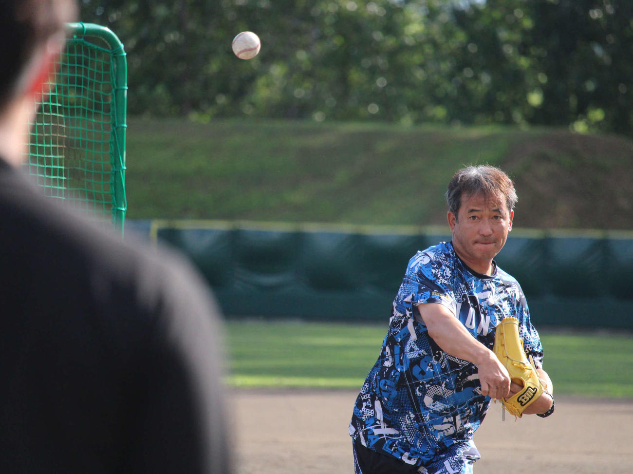 西武夏合宿の「団長」を務めた潮崎シニアアドバイザー（撮影・金子真仁）
