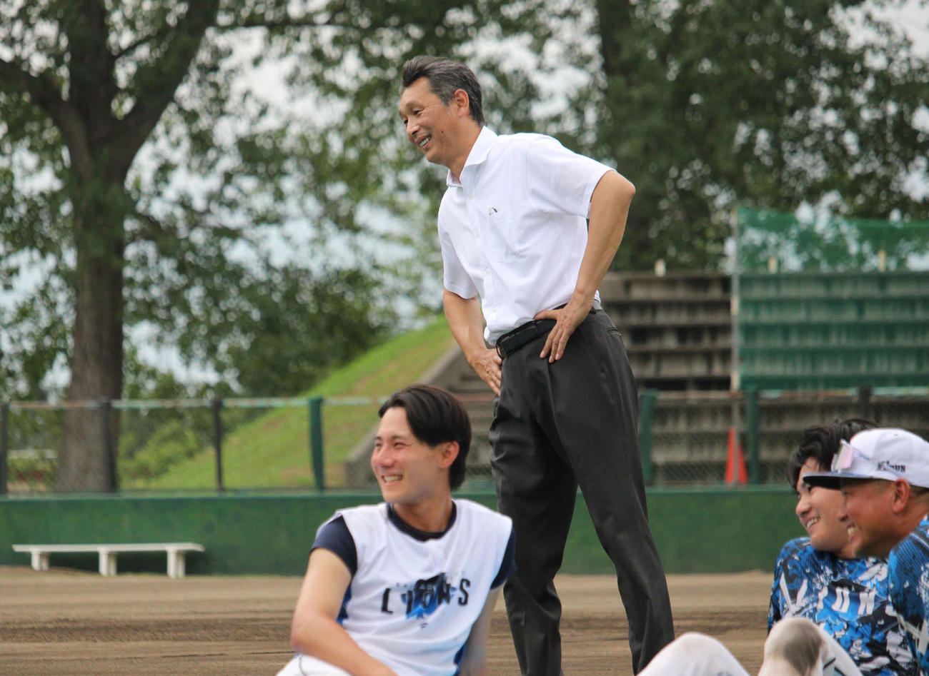 3軍美唄夏合宿を視察に訪れた西武西口監督（撮影・金子真仁）