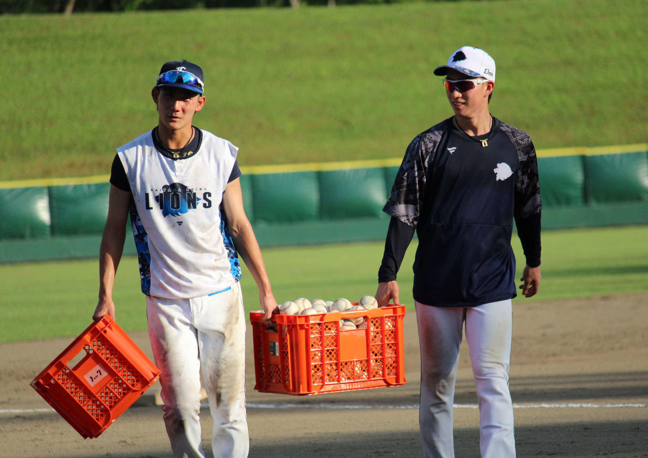 夏合宿で特守を終えた西武斎藤（右）と福尾（左）（撮影・金子真仁）