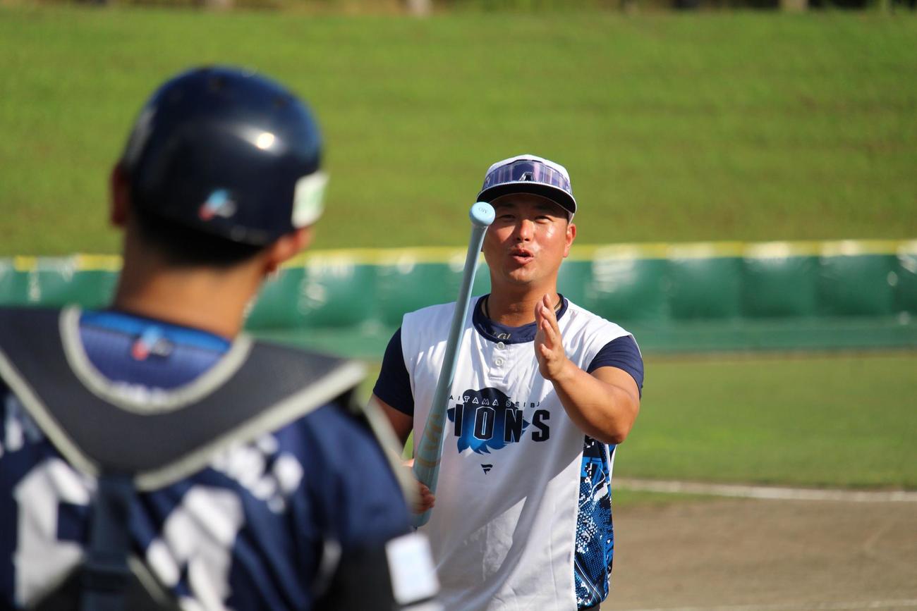 夏合宿で捕手陣に熱心に指導する西武岡田育成担当（撮影・金子真仁）