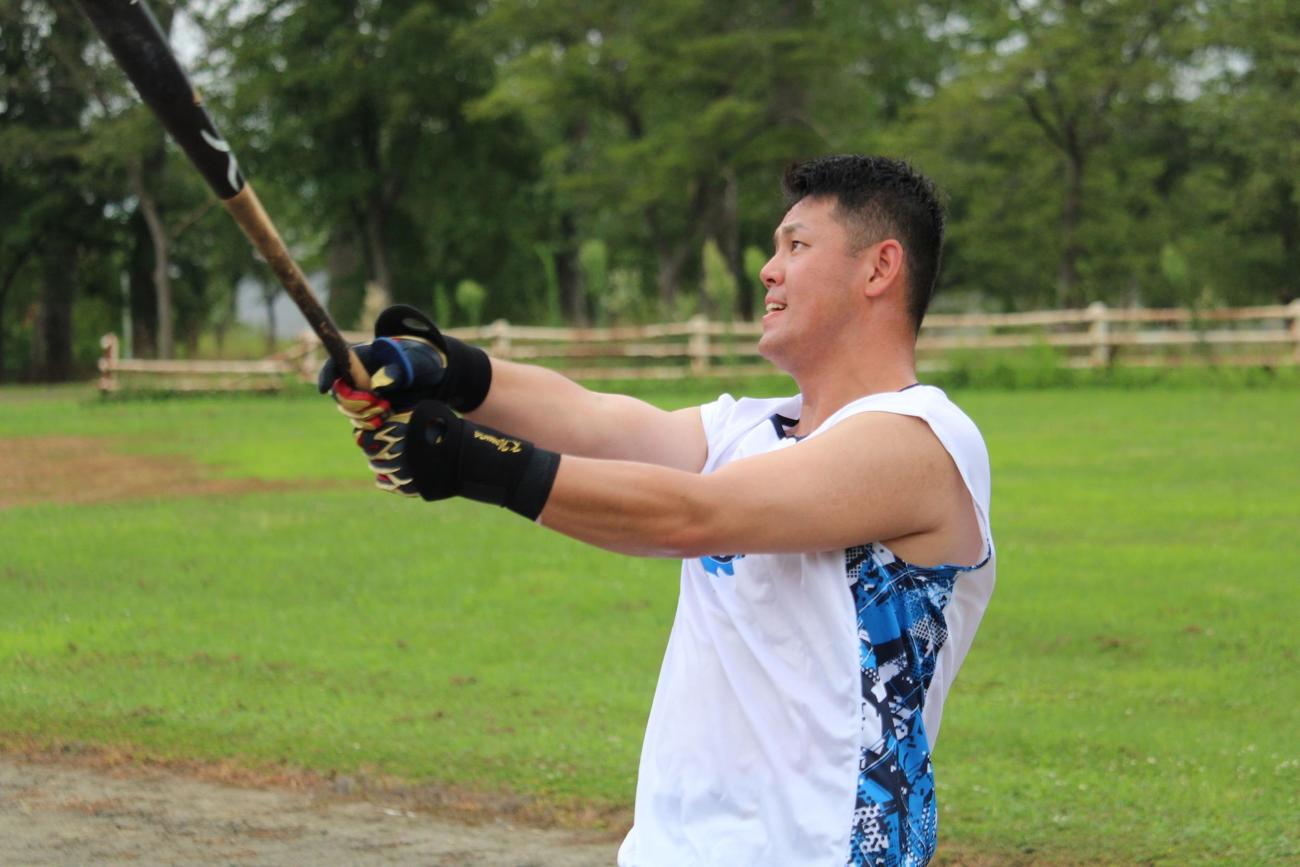 3軍夏合宿でロングティーを行う西武野村和（撮影・金子真仁）