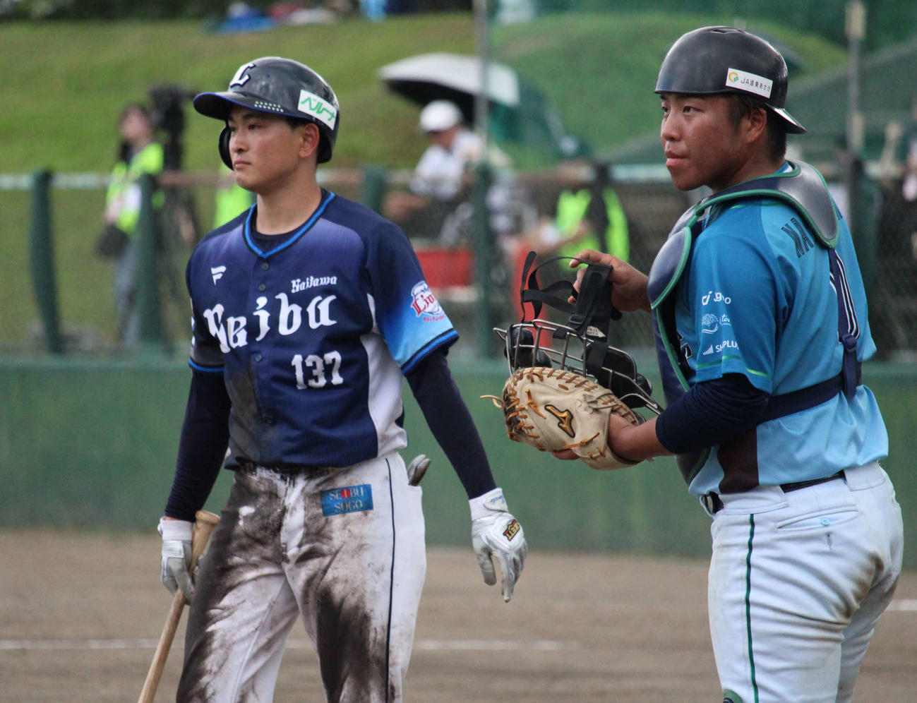 泥だらけでプレーする西武沢田（左）は昨夏、京都国際の甲子園優勝メンバー（撮影・金子真仁）