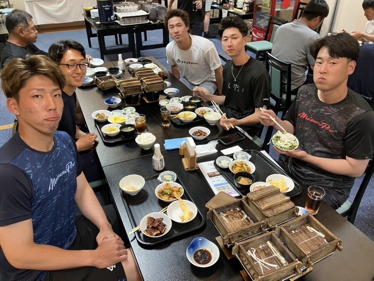 宿泊先で「合宿メシ」を楽しむ西武の選手たち（写真は球団提供）