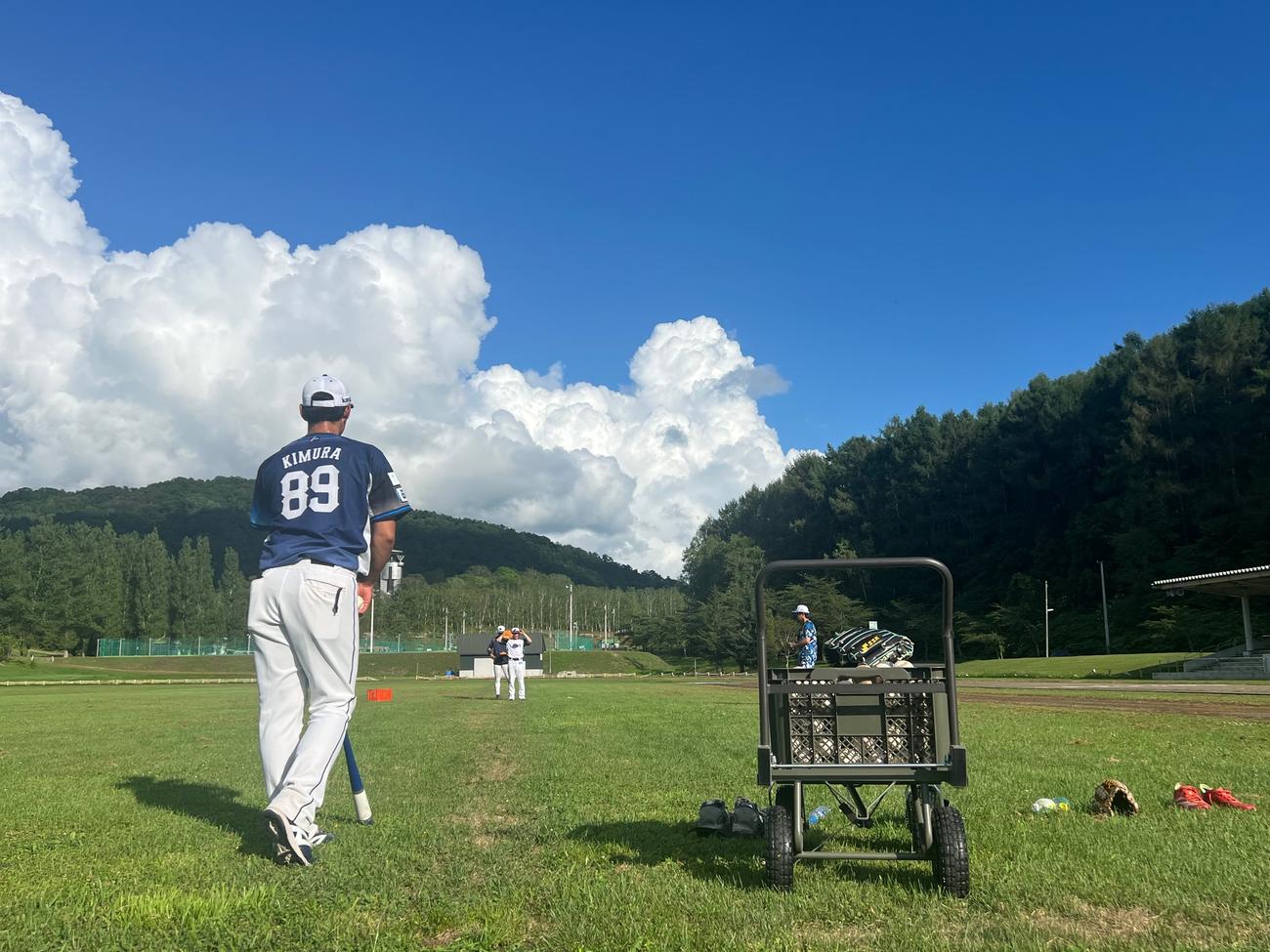 青空の下で行われた木村3軍野手コーチによる特守（撮影・金子真仁）