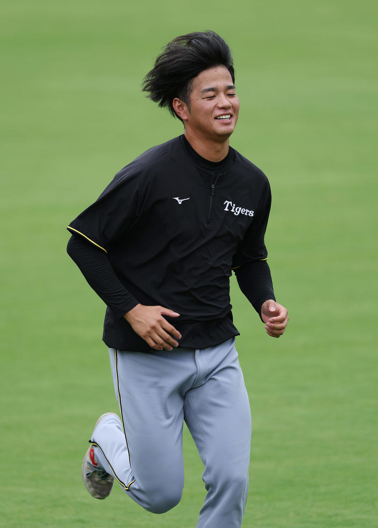広島対阪神　笑顔でランニングする阪神高橋（撮影・前田充）
