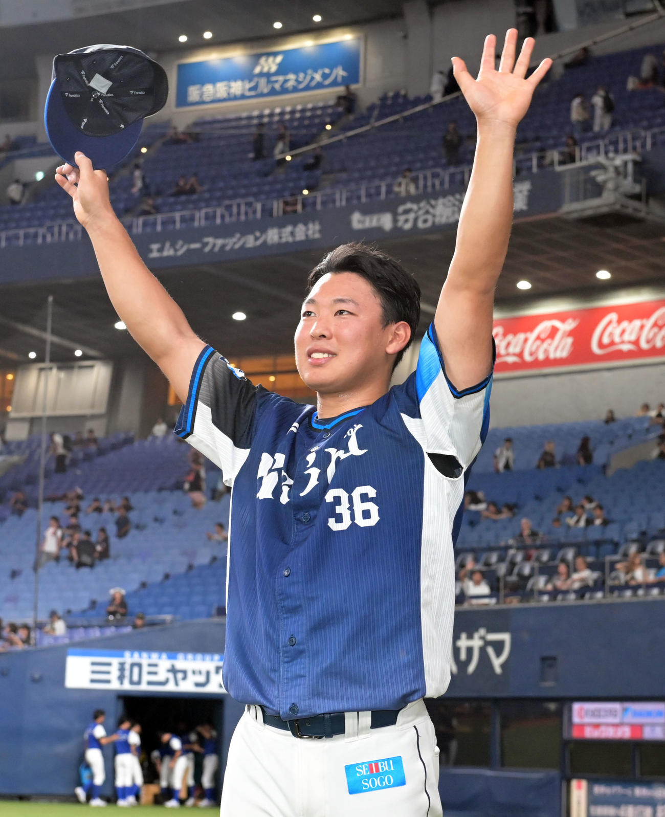 オリックス対西武　プロ初セーブをマークした西武山田はファンの声援に応える（2025年7月29日撮影）