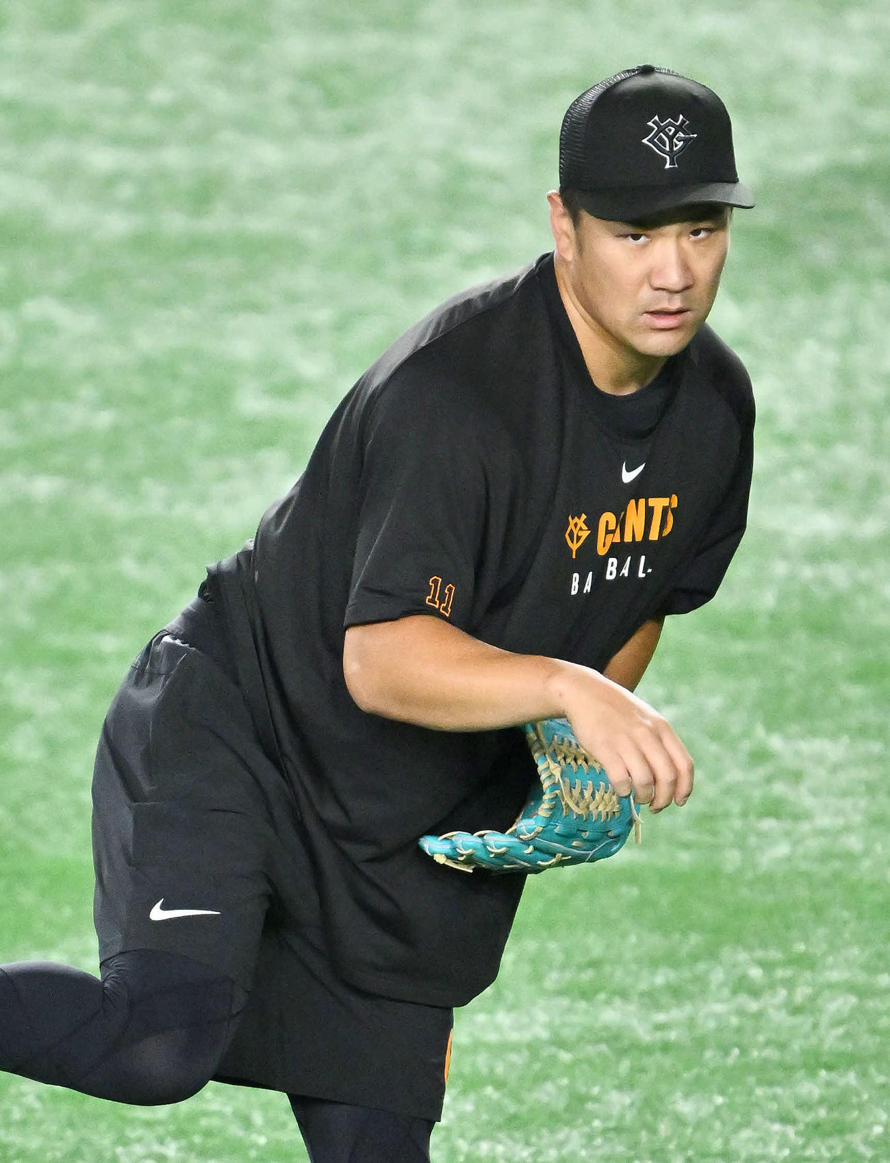 巨人対中日　試合前練習で調整する巨人田中将（撮影・滝沢徹郎）