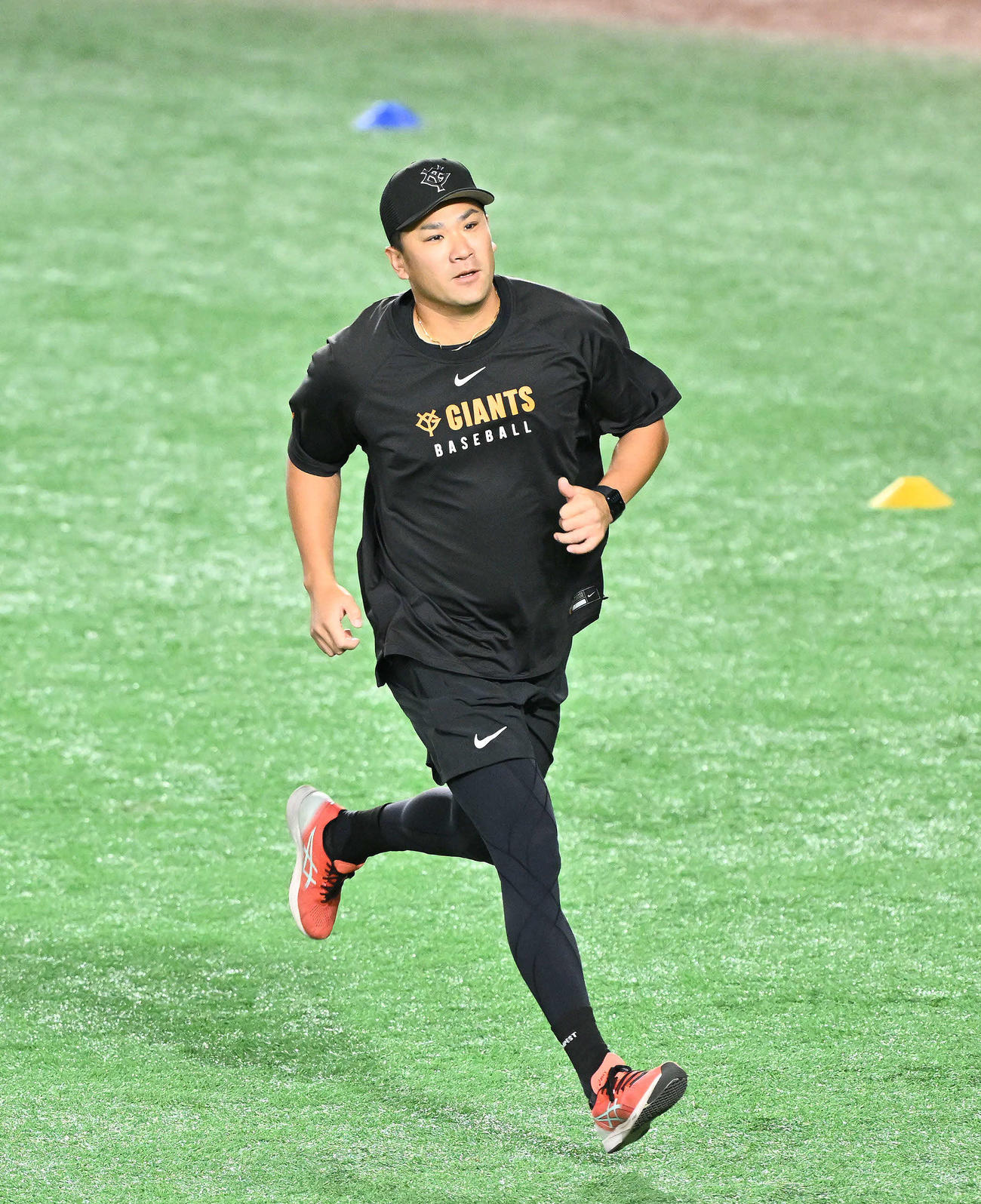 巨人対中日　試合前練習で調整する巨人田中将（撮影・滝沢徹郎）