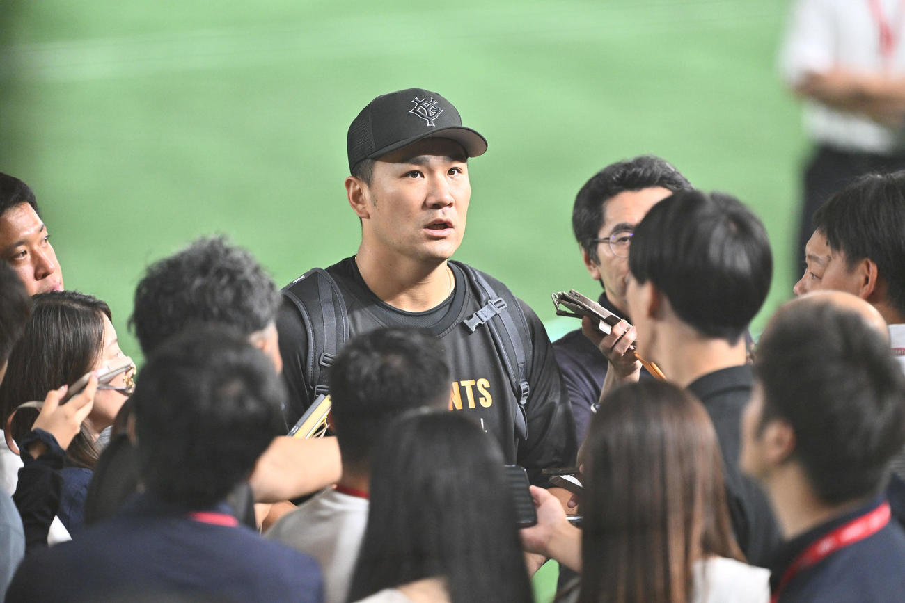 巨人対中日　試合前練習の調整を終えた巨人田中将は取材に応じる（撮影・滝沢徹郎）