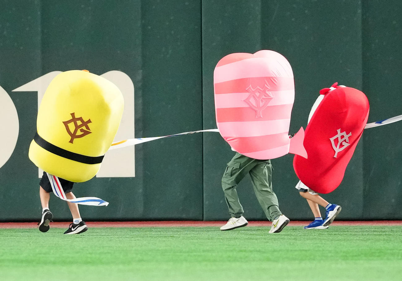 巨人対中日　3回裏終了後の「すしレース」はタマゴ（左）が制する（撮影・江口和貴）