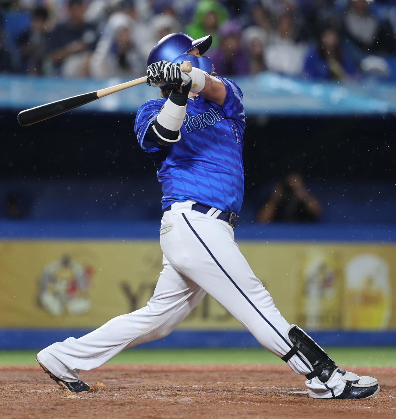 ヤクルト対DeNA 4回表DeNA無死満塁、左犠飛を放つ戸柱（撮影・野上伸悟）