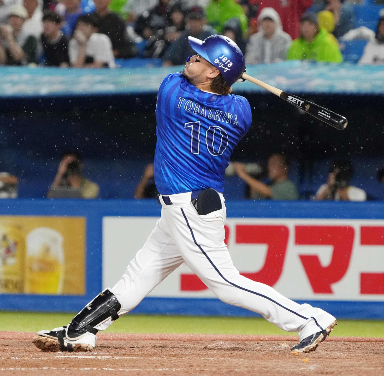 ヤクルト対DeNA 4回表DeNA無死満塁、戸柱は同点の左犠飛を放つ（撮影・小沢裕）