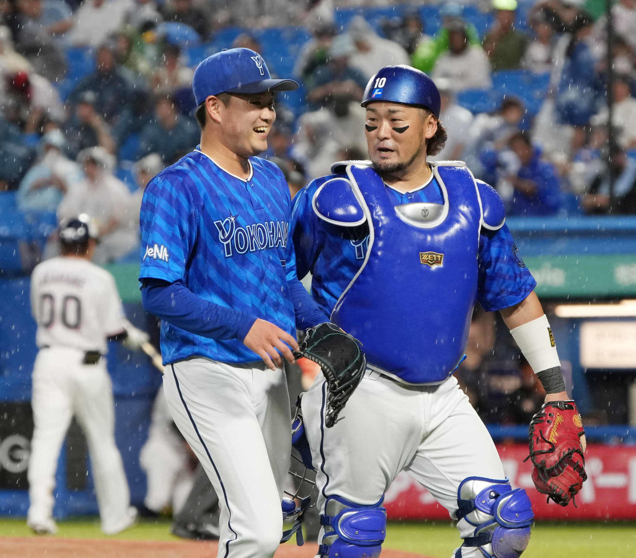 ヤクルト対DeNA 3回の投球を終え笑顔を見せるDeNA先発の石田裕。右は戸柱（撮影・小沢裕）