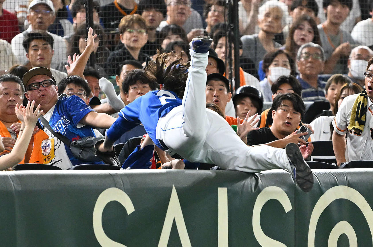 巨人対中日　1回裏巨人無死一塁、佐々木の打球を追い観客席に飛び込む三塁手チェイビス（撮影・滝沢徹郎）
