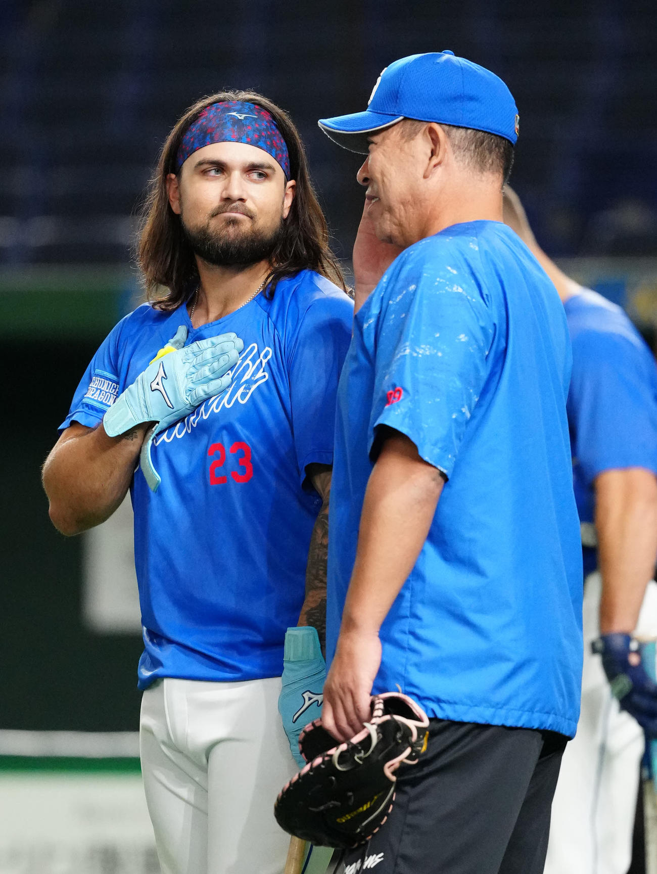 巨人対中日　試合前練習中、中日井上監督（右）と言葉を交わすチェイビス（撮影・江口和貴）