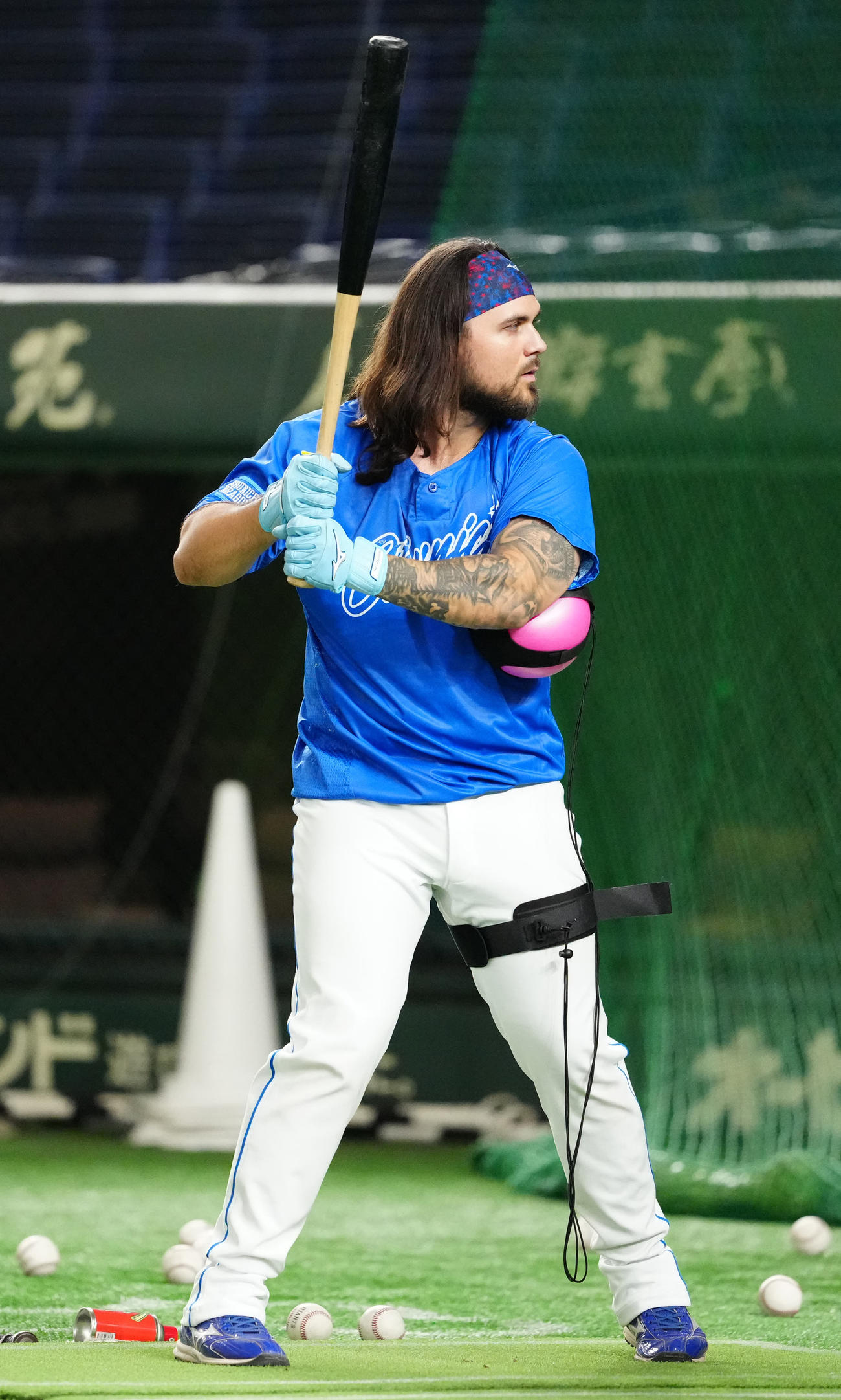 巨人対中日　試合前、脇にボールを挟み、打撃練習する中日チェイビス（撮影・江口和貴）