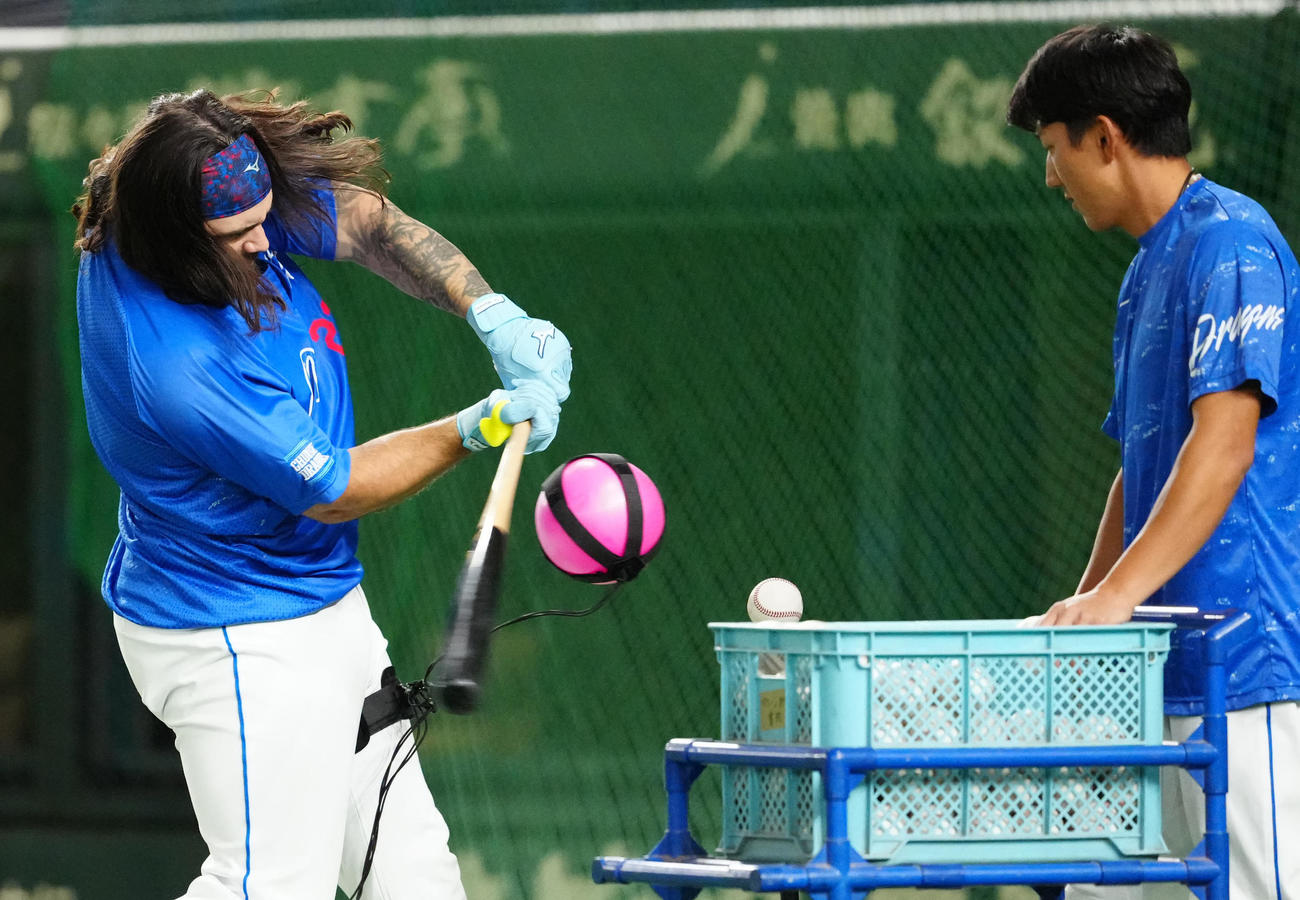 巨人対中日　試合前、脇にボールを挟み、打撃練習する中日チェイビス（左）（撮影・江口和貴）