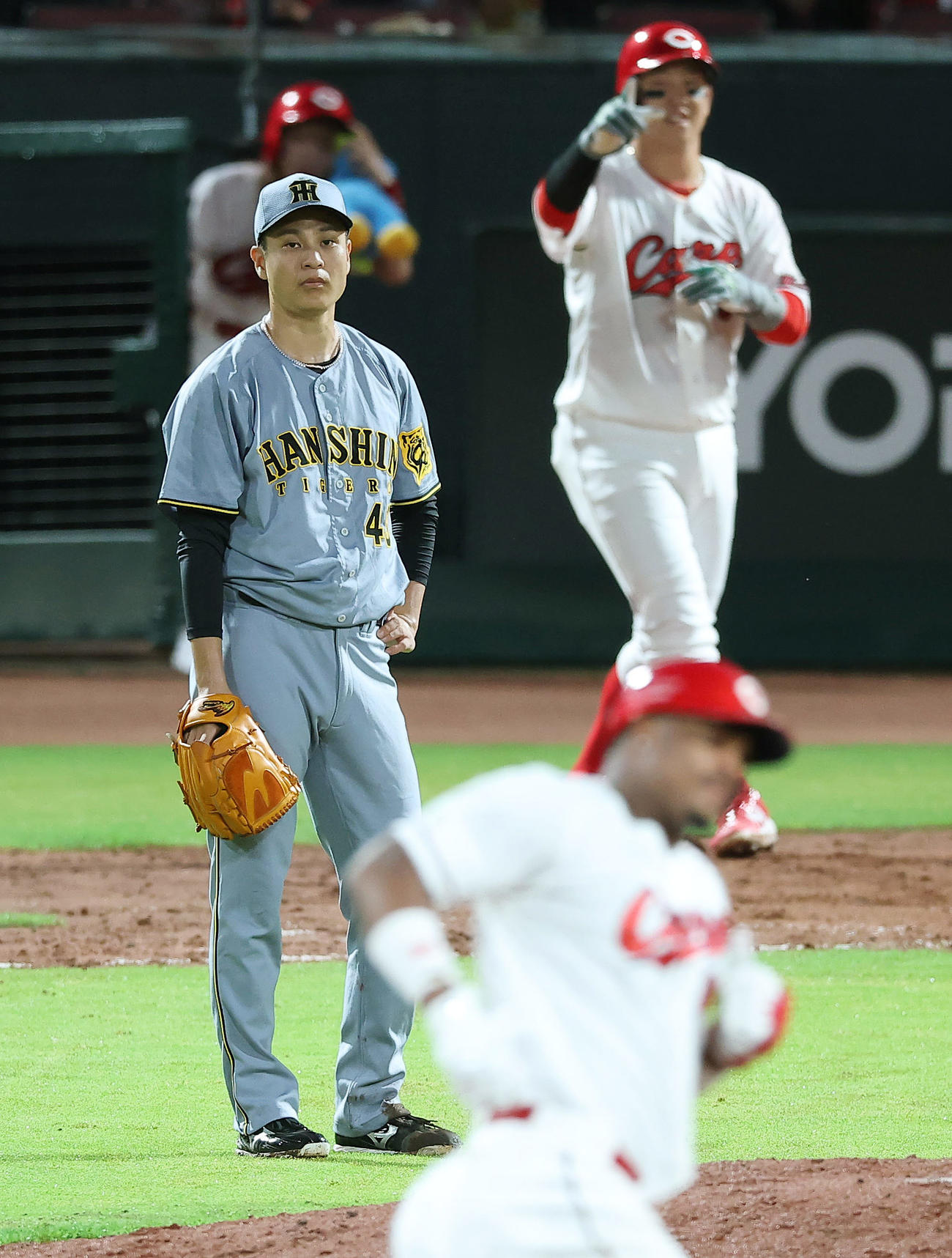広島対阪神　3回裏広島2死一、二塁、モンテロ（手前）に逆転3点本塁打を浴びた大竹（撮影・前田充）