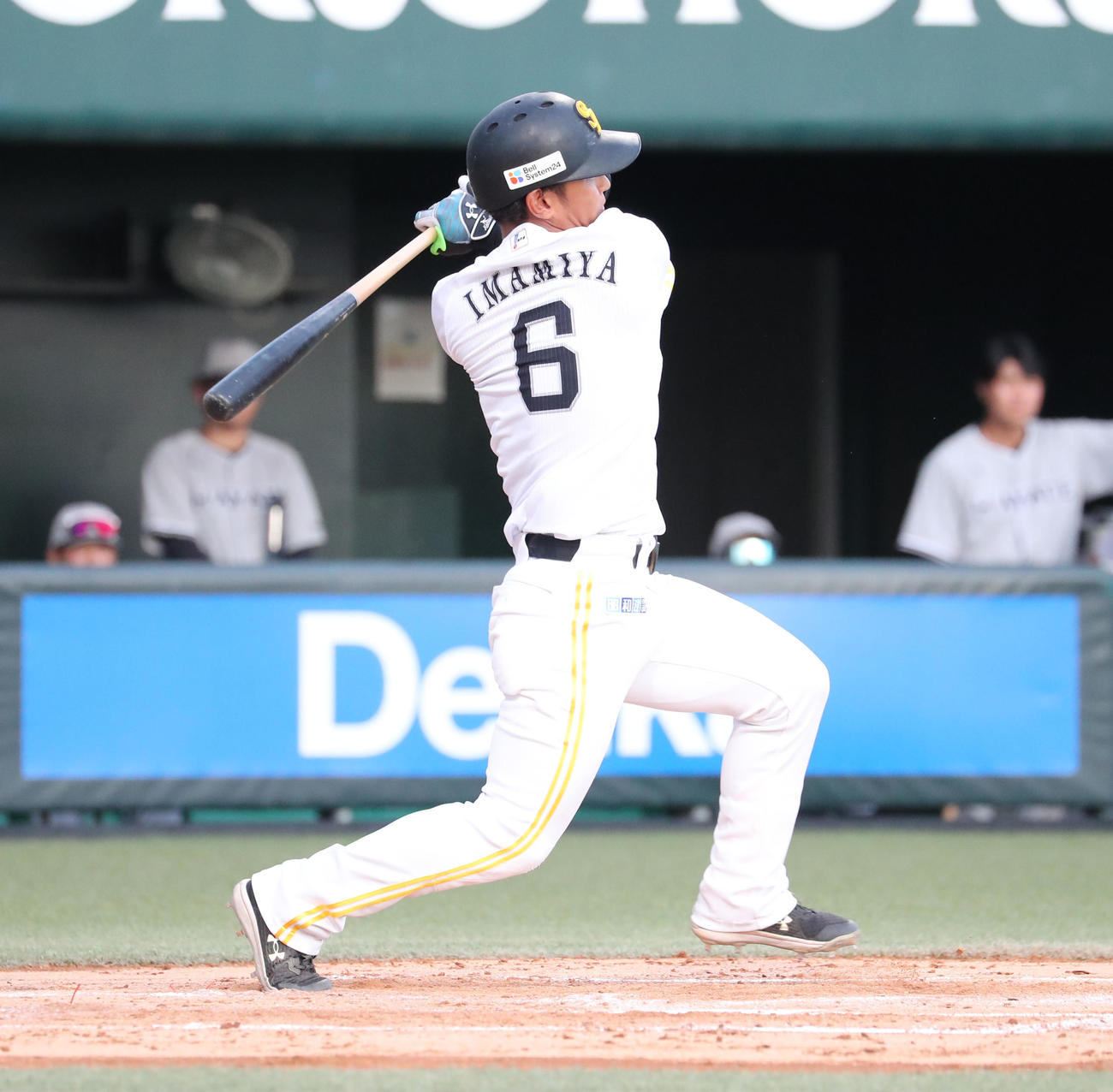 ソフトバンク対くふうハヤテ　3回裏ソフトバンク2死一塁、今宮は左前安打を放つ（撮影・梅根麻紀）