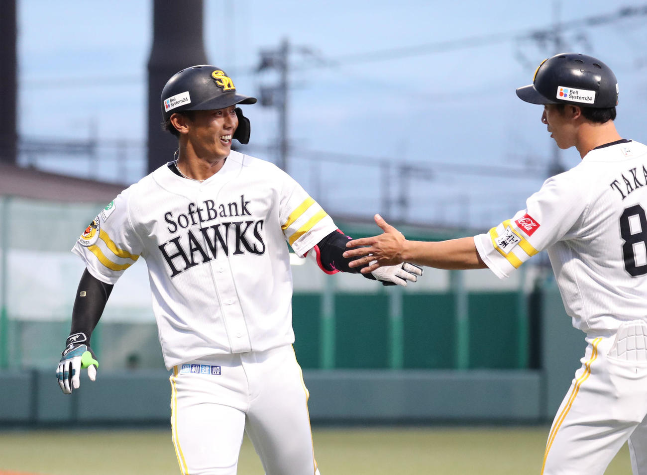 ソフトバンク対くふうハヤテ　5回裏ソフトバンク無死三塁、今宮は左犠飛を放ち笑顔（撮影・梅根麻紀）
