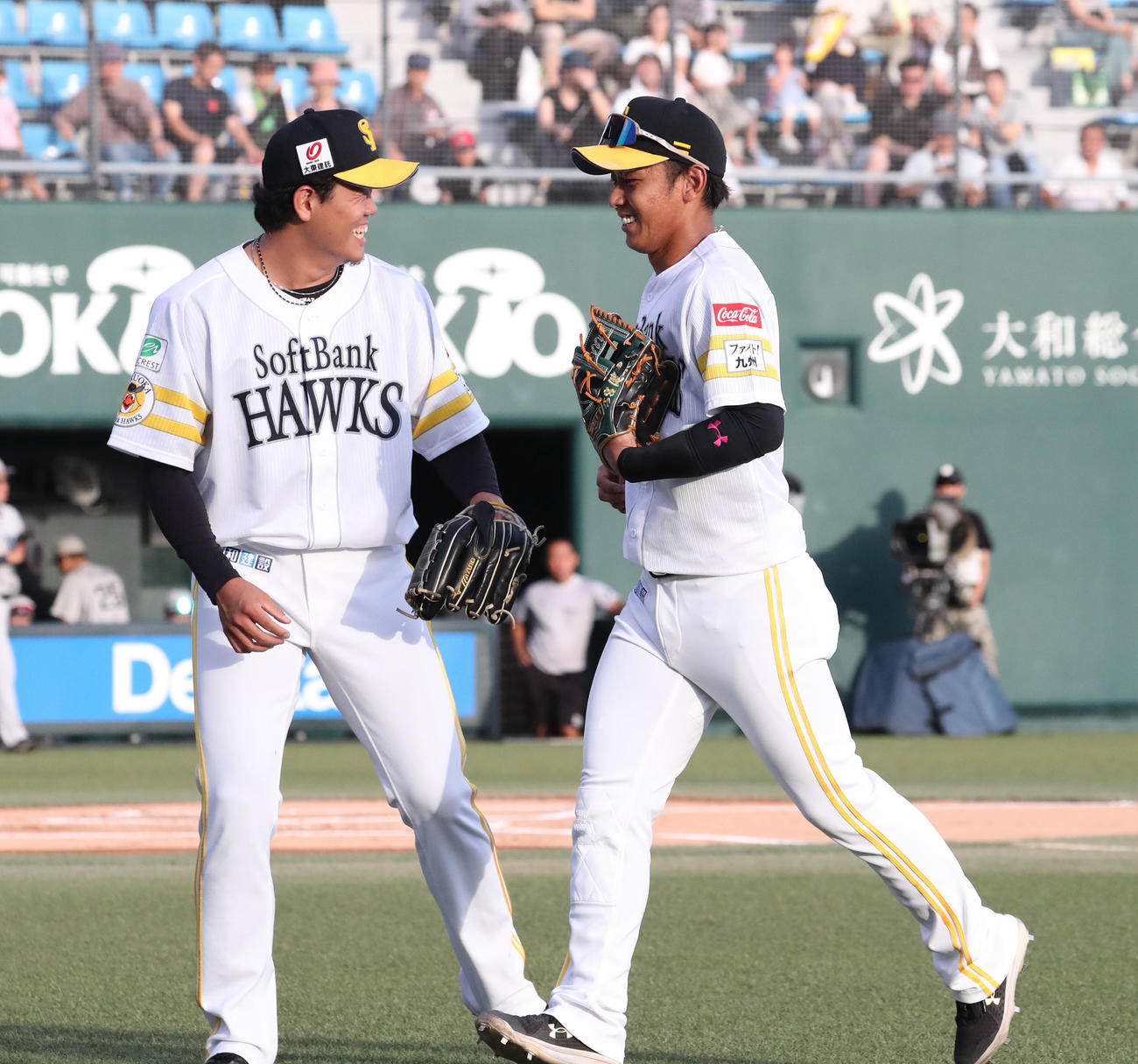 ソフトバンク対くふうハヤテ　1回表くふうハヤテ2死、鈴木の打球を処理し遊ゴロにした遊撃手の今宮は上茶谷とハイタッチ（撮影・梅根麻紀）