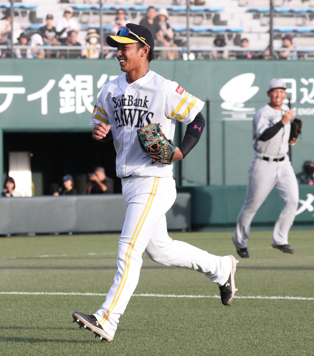 ソフトバンク対くふうハヤテ　1回表くふうハヤテ2死、鈴木の打球を処理し遊ゴロにした遊撃手の今宮（撮影・梅根麻紀）