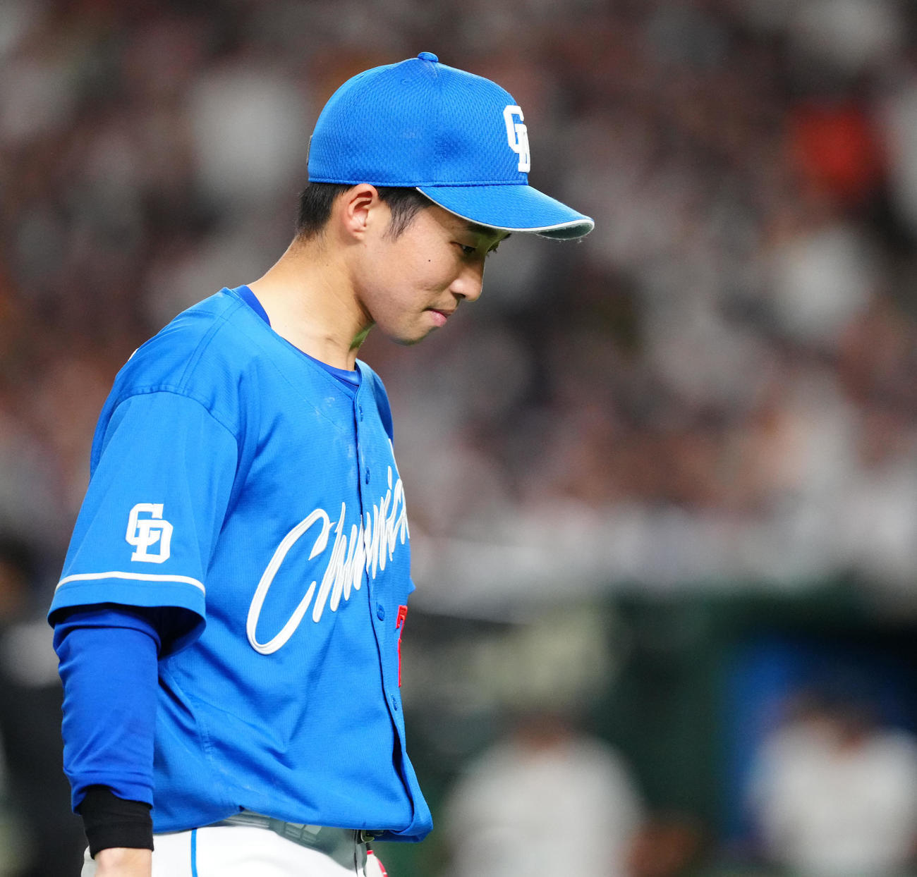 巨人対中日　3回裏終了後、ベンチに引き揚げる中日二塁手の田中（撮影・江口和貴）