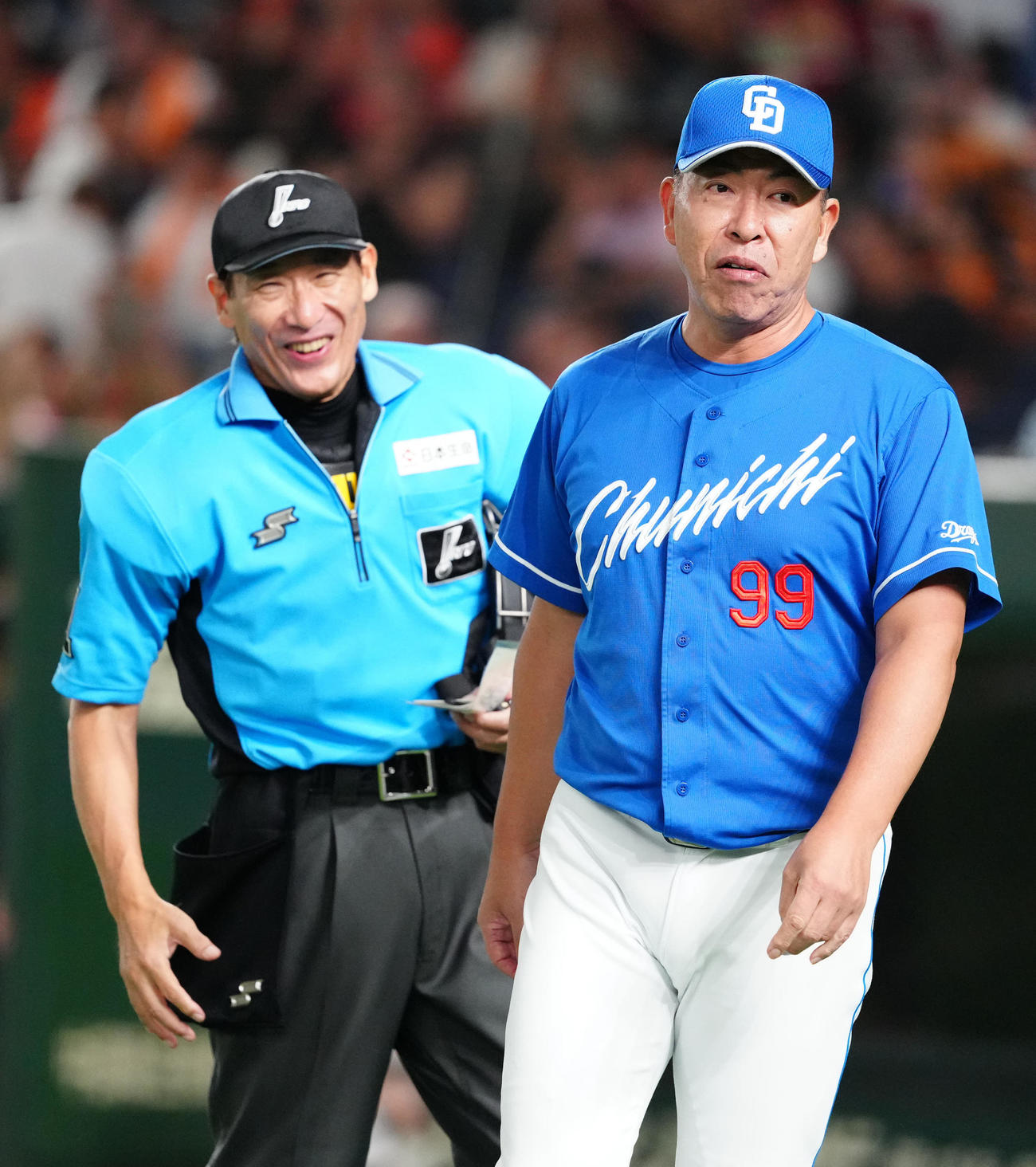 巨人対中日　7回裏開始前、選手交代を告げ、ベンチに引き揚げる中日井上監督（右）（撮影・江口和貴）