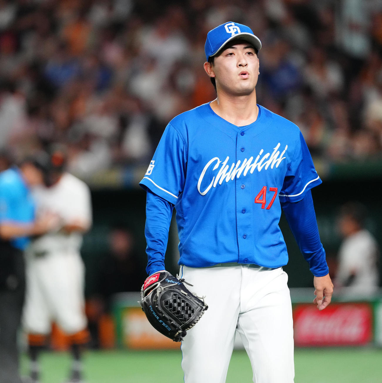 巨人対中日　7回裏終了後、ベンチに引き揚げる中日3番手の吉田（撮影・江口和貴）