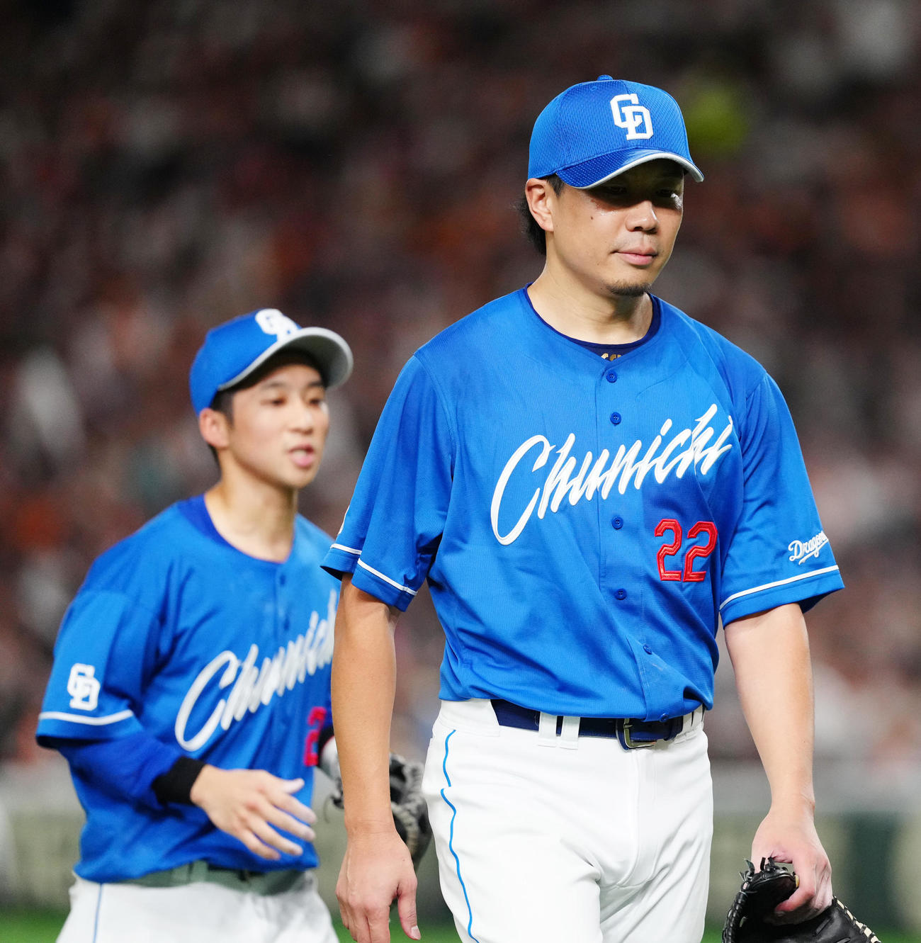 巨人対中日　3回裏終了後、ベンチに引き揚げる中日先発の大野。後方は二塁手田中（撮影・江口和貴）