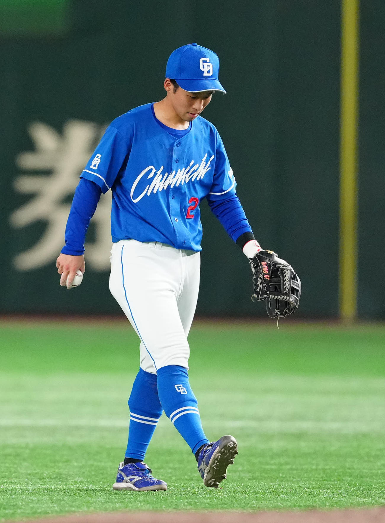 巨人対中日　3回裏巨人2死三塁、泉口の打球処理で失策した二塁手田中（撮影・江口和貴）