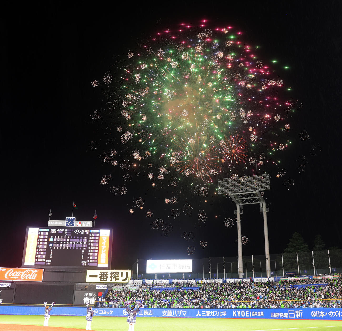 ヤクルト対DeNA 5回終了後に打ち上げられる花火（撮影・野上伸悟）