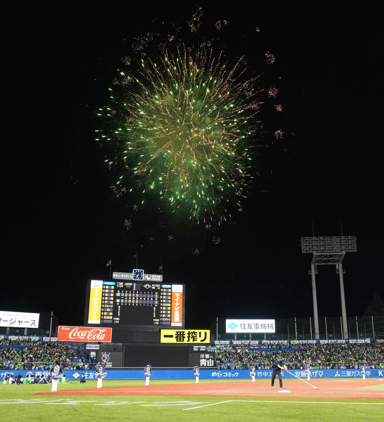 ヤクルト対DeNA 5回終了後に打ち上げられた花火（撮影・小沢裕）