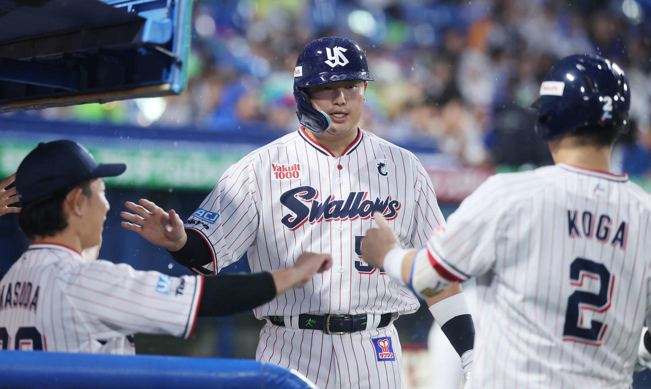 ヤクルト対DeNA 2回裏ヤクルト1死二、三塁、古賀（右）の遊ゴロで先制の生還をし、ベンチに迎えられる村上（撮影・野上伸悟）