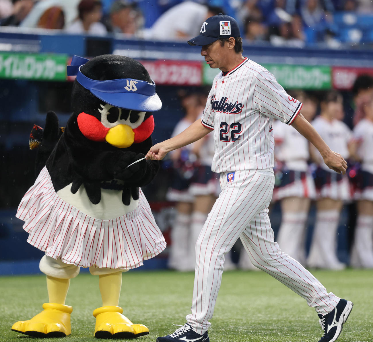 ヤクルト対DeNA　メンバー表の最終確認を終えつばみ（左）にメンバー表を渡すヤクルト高津監督（撮影・野上伸悟）