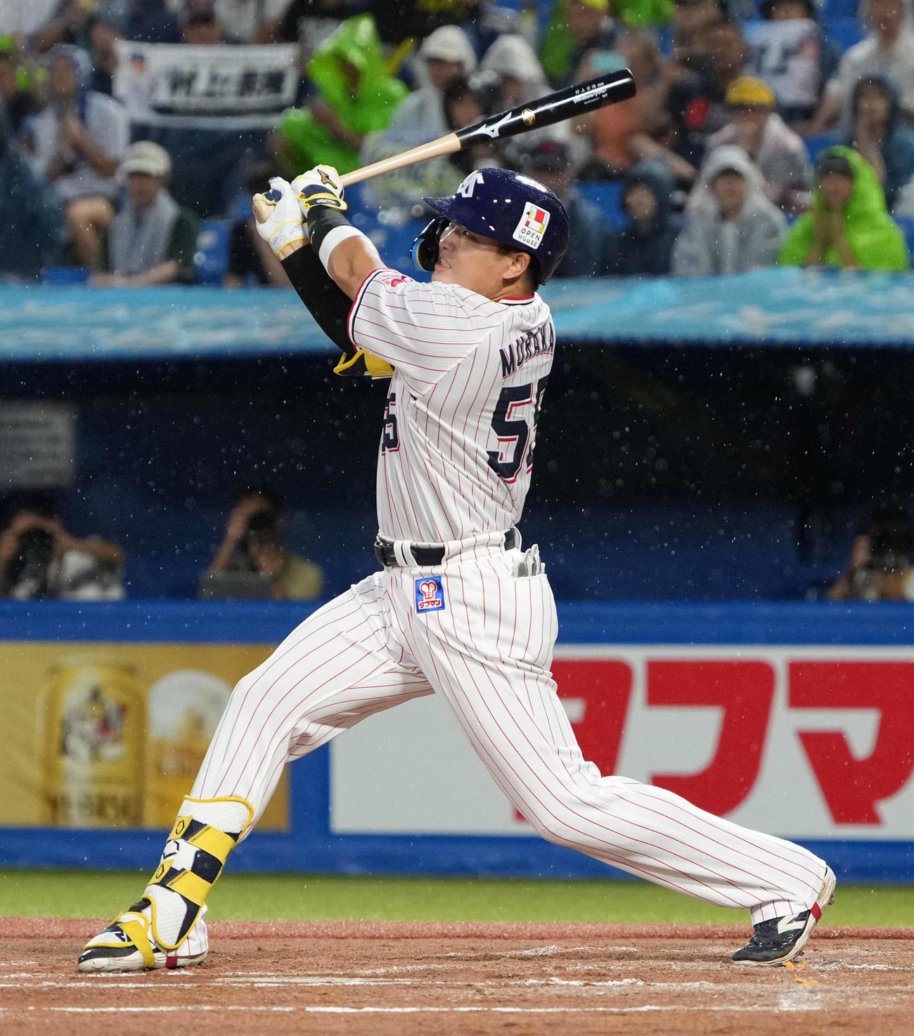 ヤクルト対DeNA 2回裏ヤクルト無死、村上は左二塁打を放つ（撮影・小沢裕）