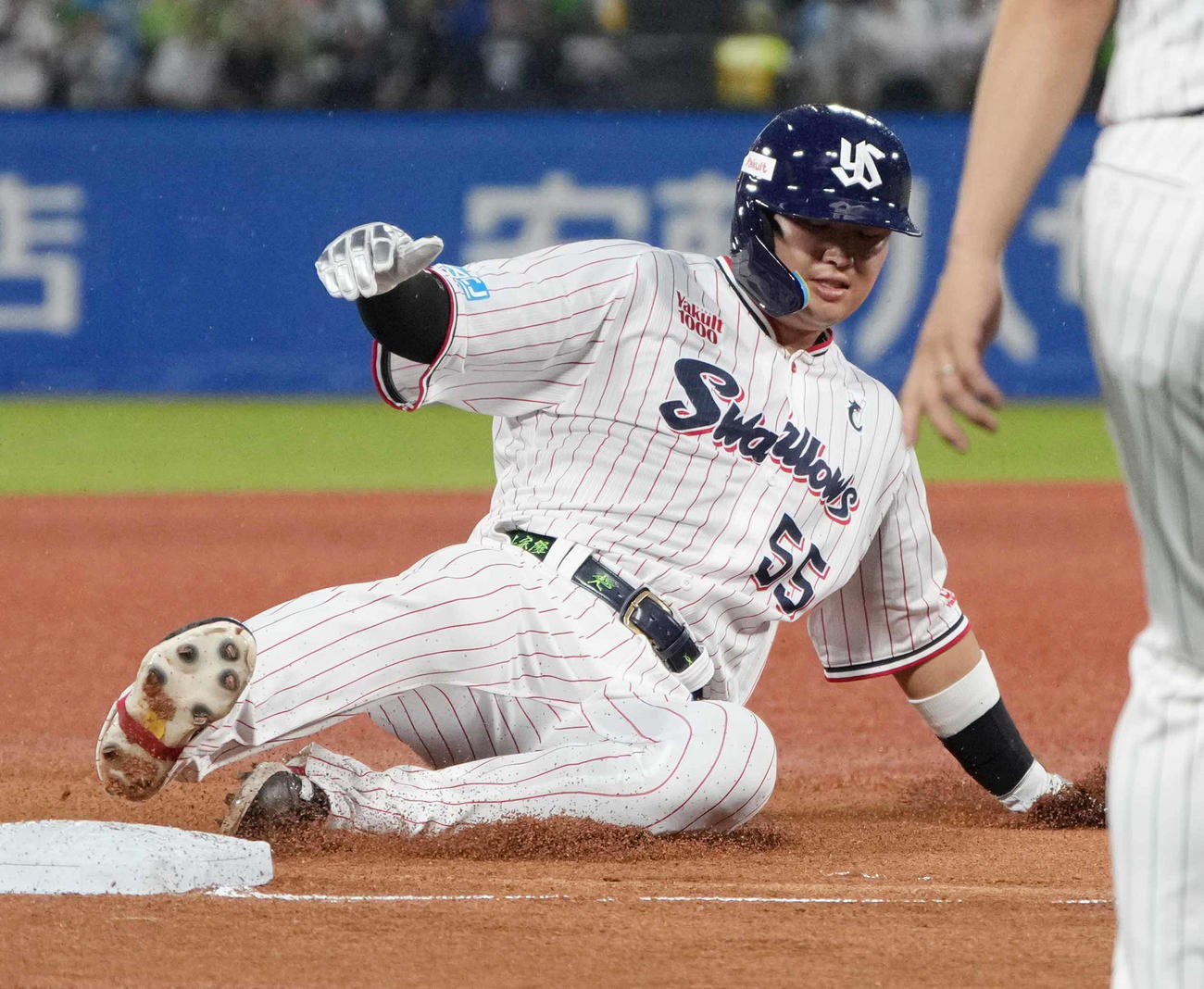 ヤクルト対DeNA 2回裏ヤクルト無死一、二塁、二塁走者の村上は長岡の中犠飛で三塁へ進む（撮影・小沢裕）