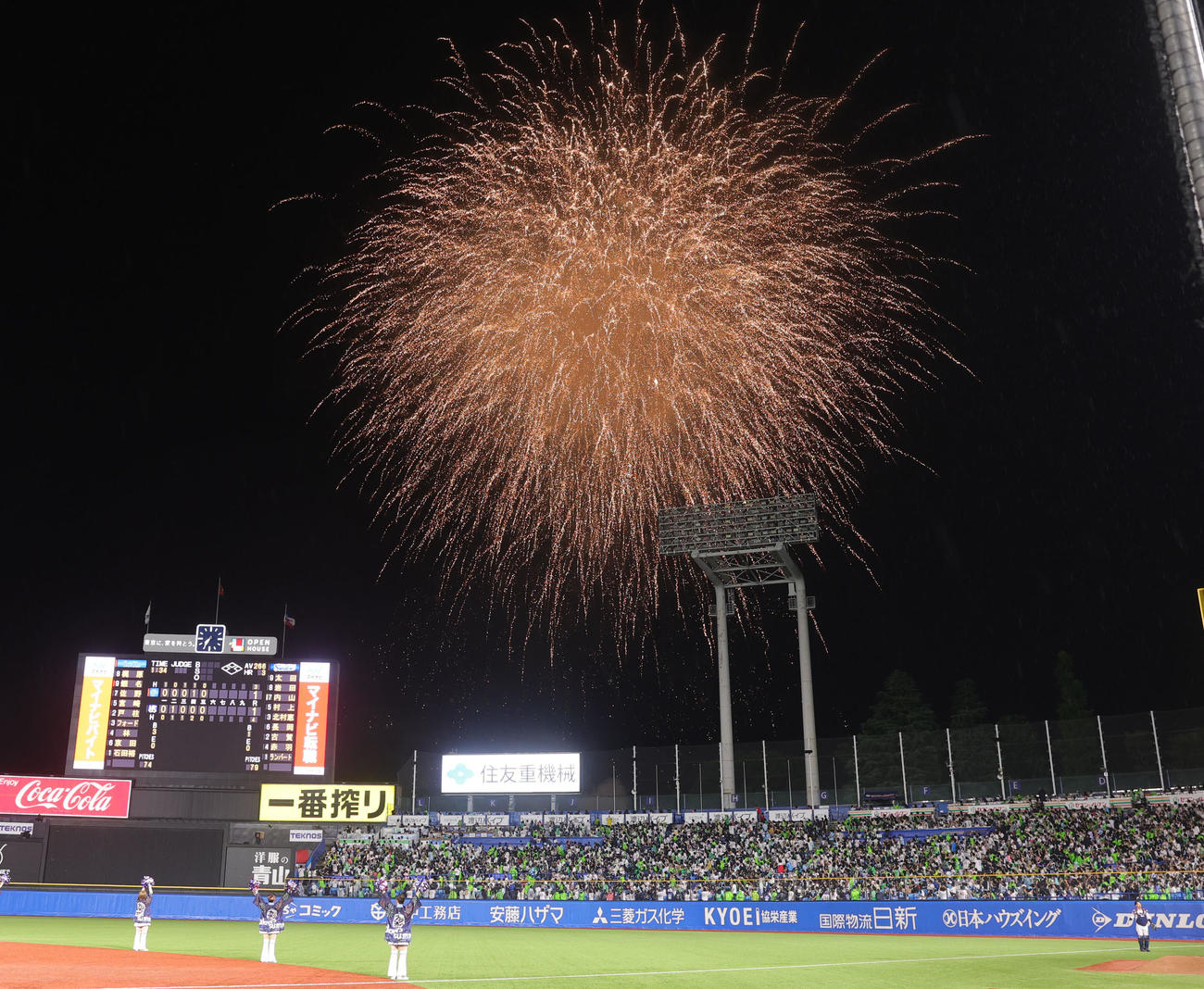 ヤクルト対DeNA 5回終了後に打ち上げらられる花火（撮影・野上伸悟）