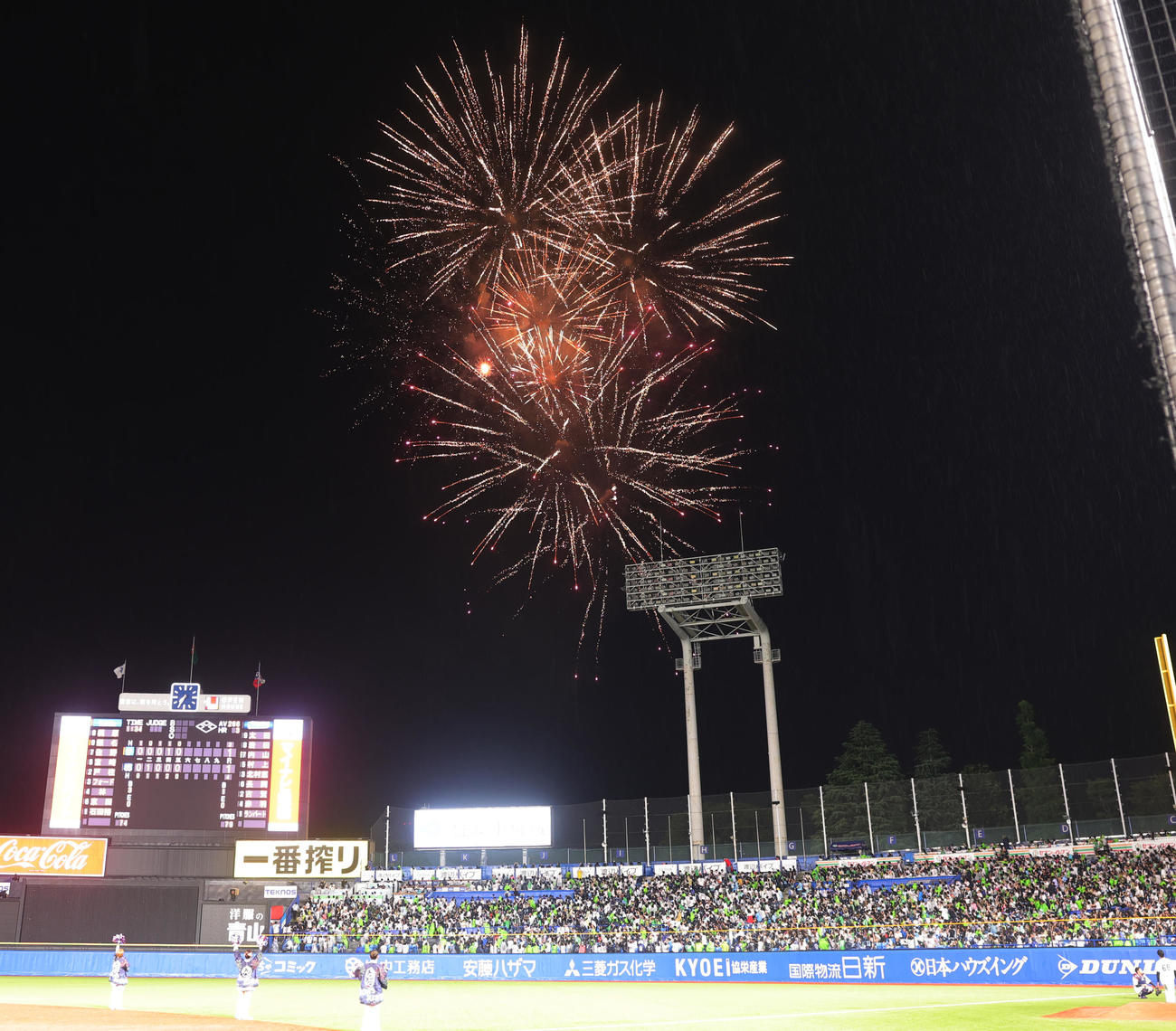 ヤクルト対DeNA 5回終了後に打ち上げらられる花火（撮影・野上伸悟）