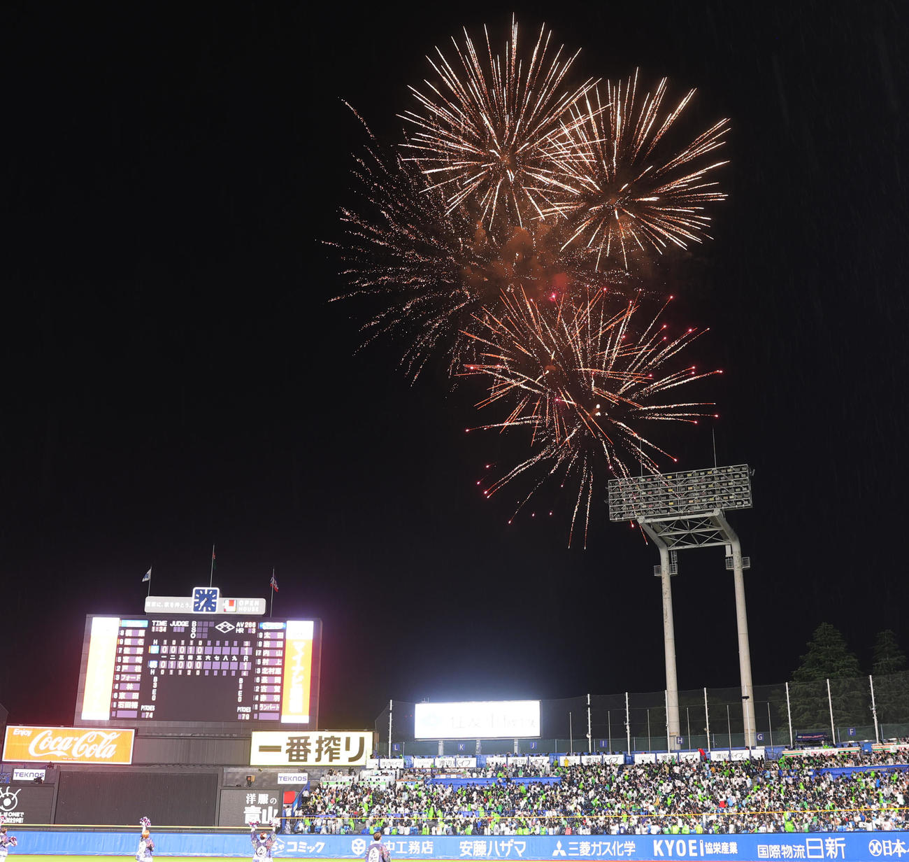 ヤクルト対DeNA 5回終了後に打ち上げらられる花火（撮影・野上伸悟）