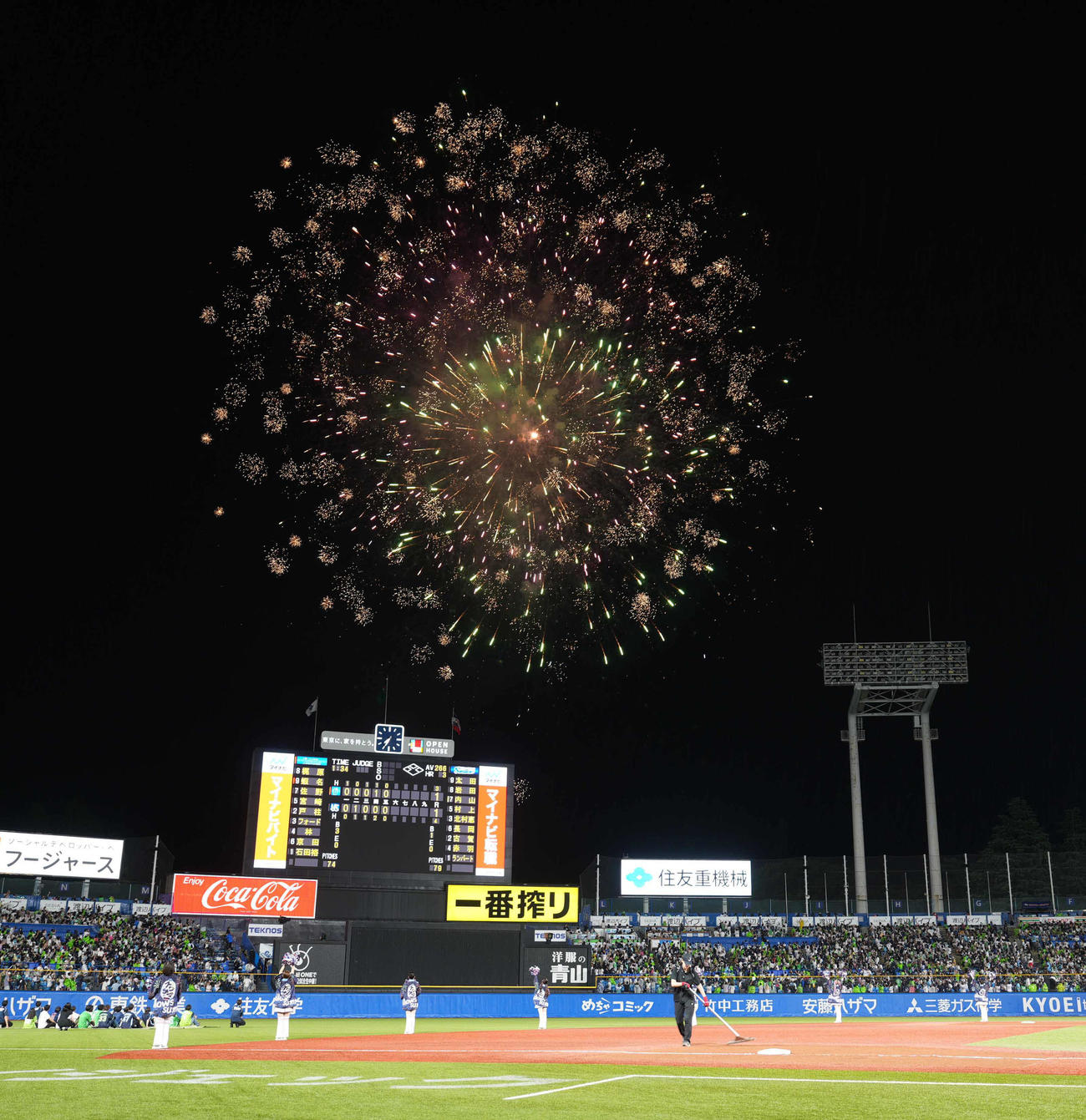 ヤクルト対DeNA 5回終了後に打ち上げられた花火（撮影・小沢裕）