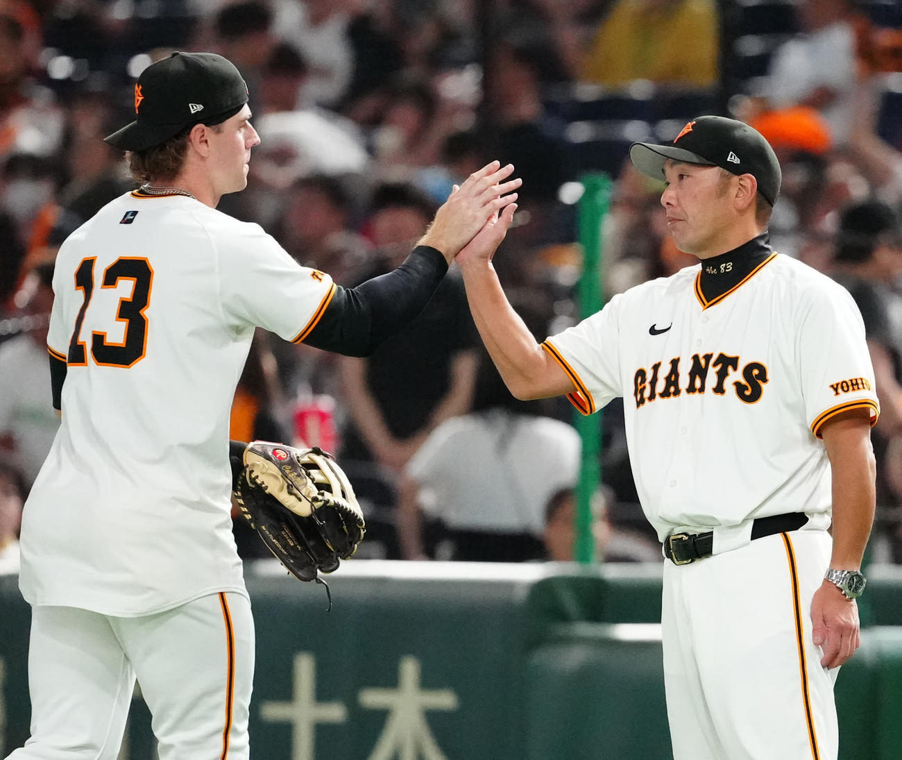 巨人対中日　試合後、巨人キャベッジ（左）とタッチを交わす森田（撮影・江口和貴）