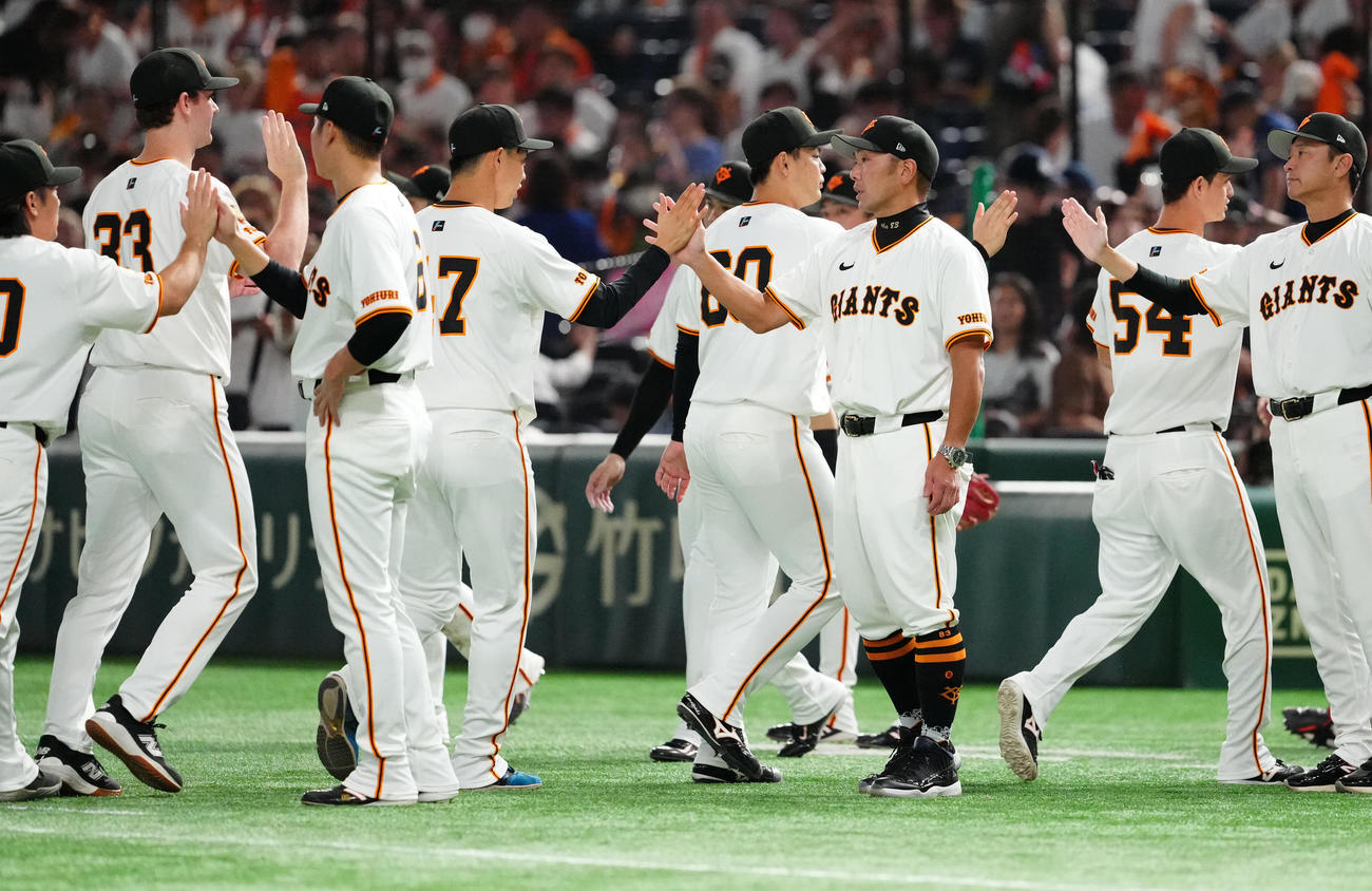 巨人対中日　試合後、巨人森田（中央左）とタッチを交わす阿部監督（撮影・江口和貴）