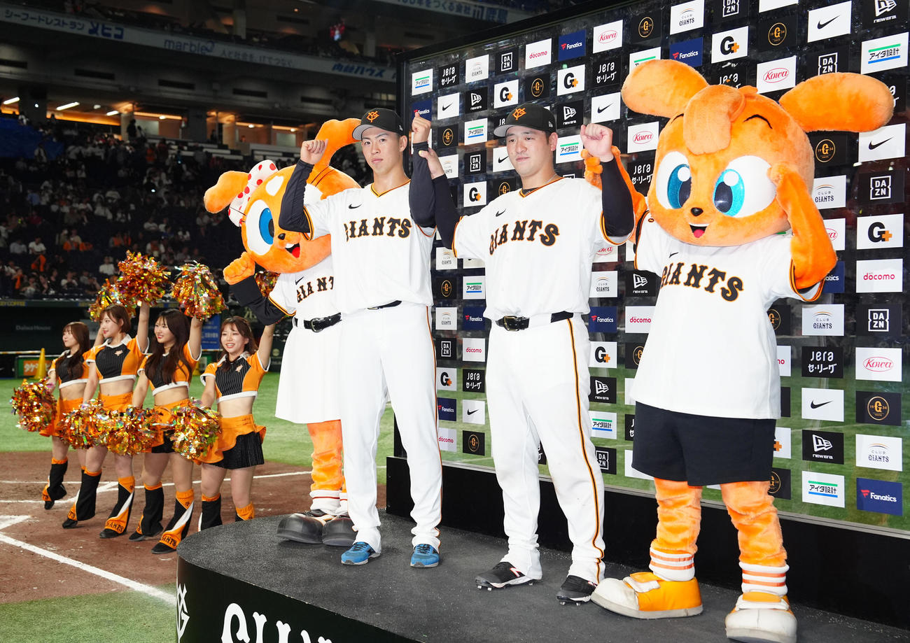 巨人対中日　試合後、お立ち台に上がり、写真に納まる巨人森田（中央左）と岸田（撮影・江口和貴）