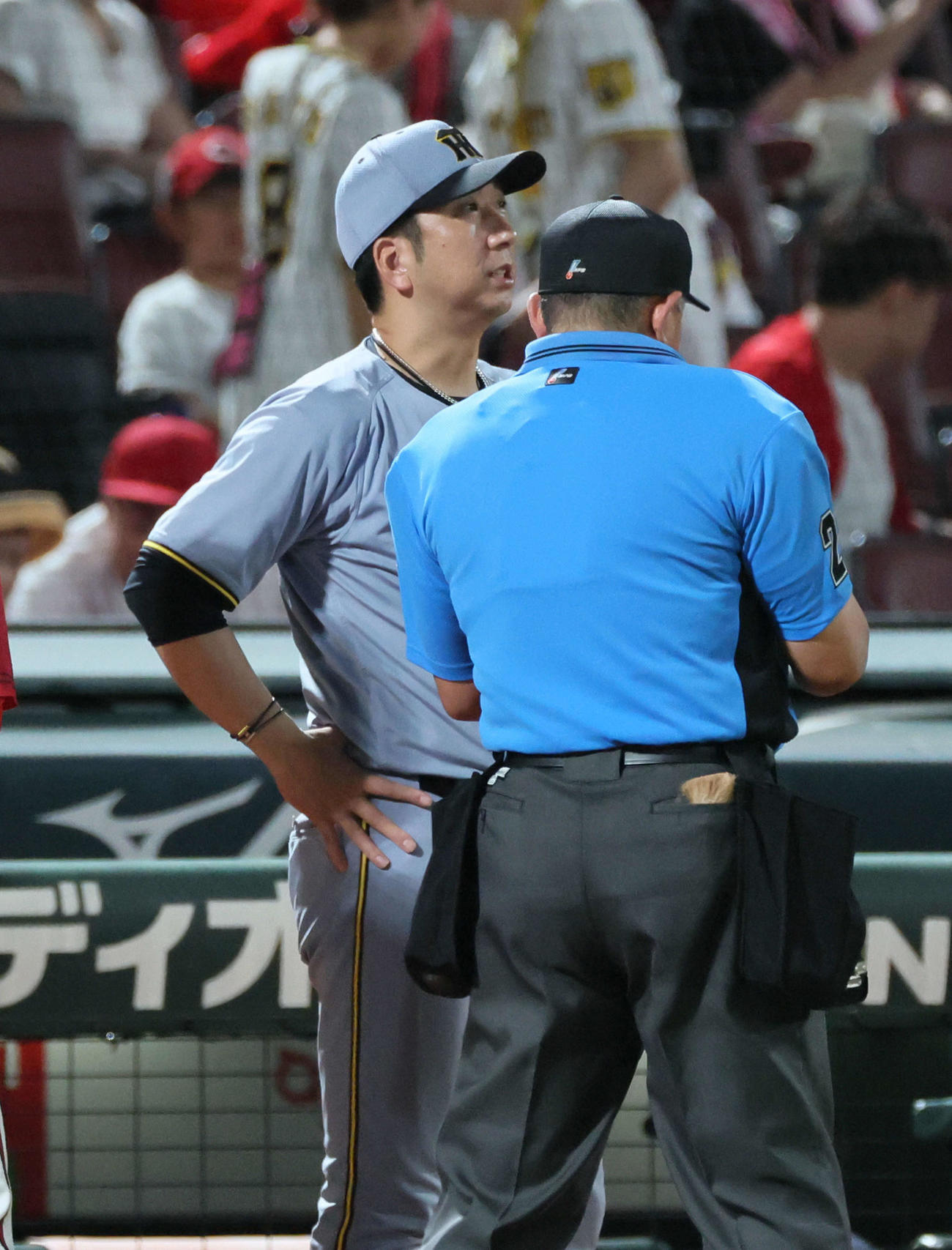 広島対阪神　8回表終了時、交代を告げる藤川監督（撮影・加藤孝規）