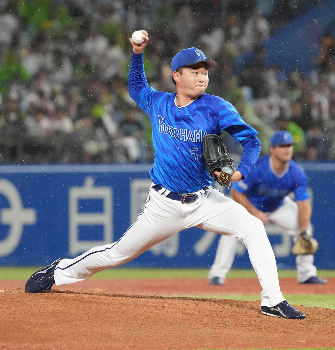 ヤクルト対DeNA　雨のなか力投するDeNA先発の石田裕（撮影・小沢裕）