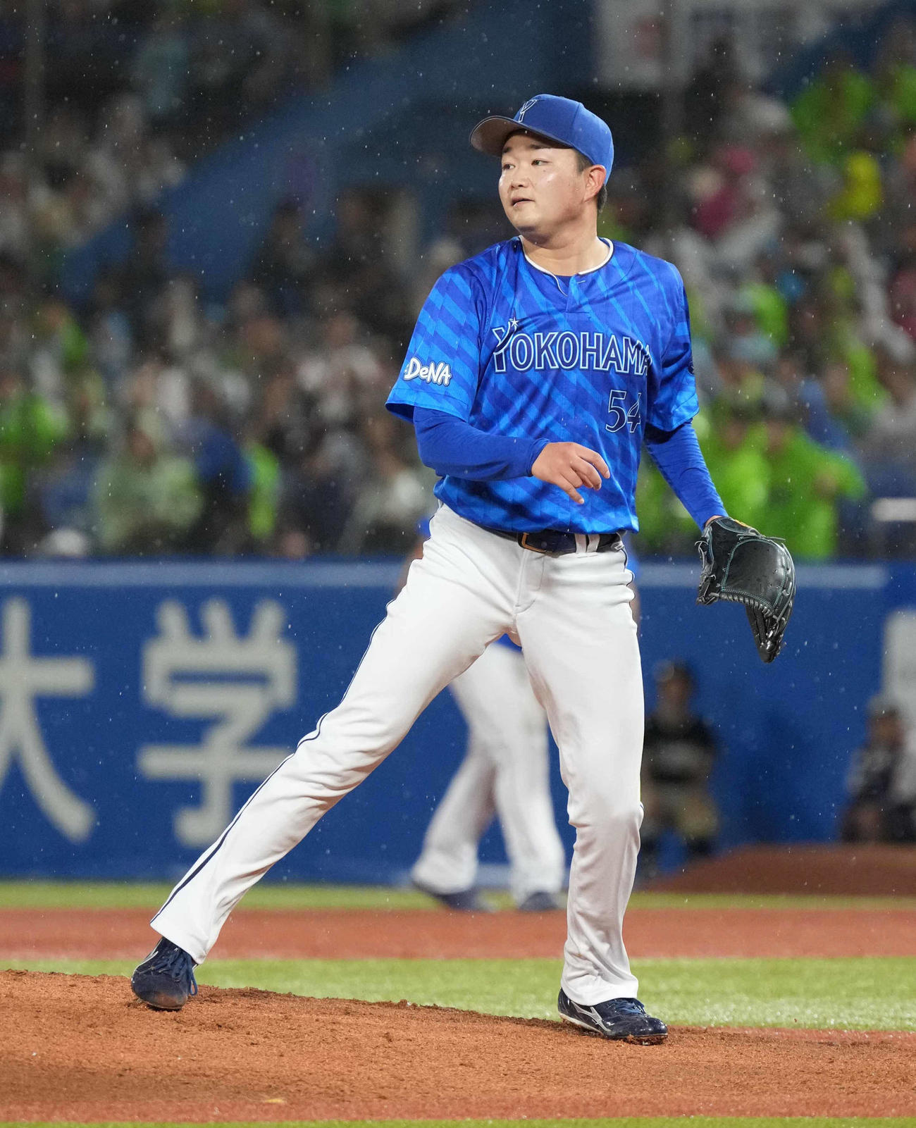 ヤクルト対DeNA 6回裏ヤクルト1死、村上を三飛に仕留めるDeNA先発の石田裕（撮影・小沢裕）