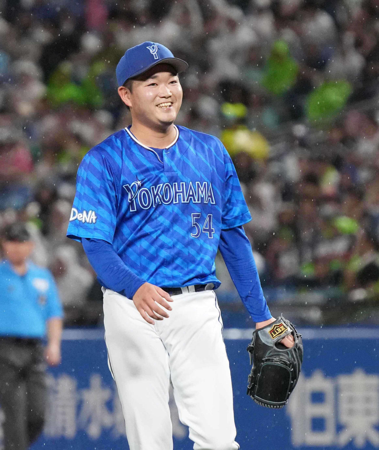 ヤクルト対DeNA 6回裏ヤクルト1死、村上を三飛に仕留め笑顔を見せるDeNA先発の石田裕（撮影・小沢裕）